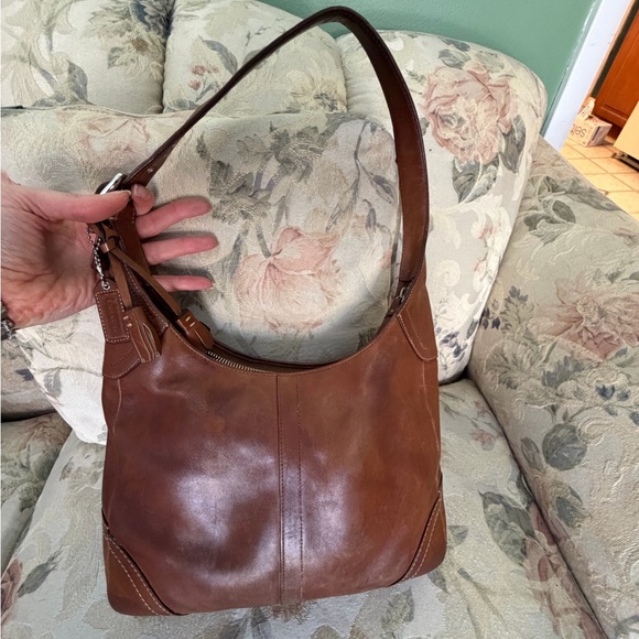 Handbags - Coach. Elegant Brown Leather Shoulder Bag